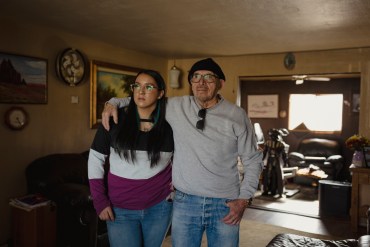 Cada vez más personas cuidan en casa a familiares que agonizan. Una organización enseña cómo hacerlo