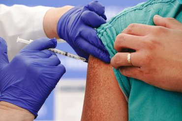 Ya está disponible la nueva vacuna contra covid, pero piensa bien cuándo conviene vacunarte