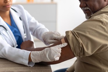 Más refugios atienden necesidades médicas de personas mayores sin techo
