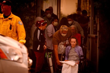 Médicos y enfermeras siguen haciendo su trabajo, mientras los incendios jaquean el sistema de  salud de Los Ángeles