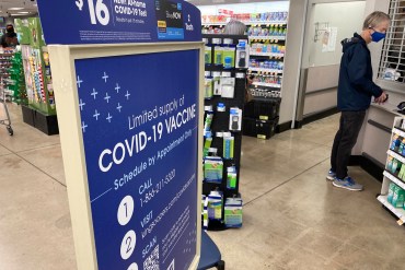 Con más muertes por sobredosis, defensores claman por una naloxona de venta libre