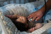 Padres con hijos muy enfermos encuentran consuelo y esperanza en la ayuda de hospicio en el hogar
