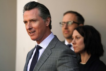 Newsom cambia de idea sobre plan para pagar por cobertura de salud a inmigrantes