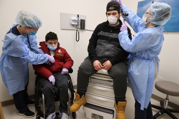 En NYC, enfermero de ER dice: “no tengo miedo. Solo ayudo a pacientes con COVID-19”