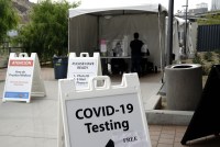California dice que ya no puede costear las pruebas de covid ni las vacunas para los migrantes