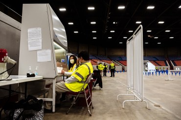Mientras los vulnerables esperan, cónyuges de políticos reciben la vacuna contra covid