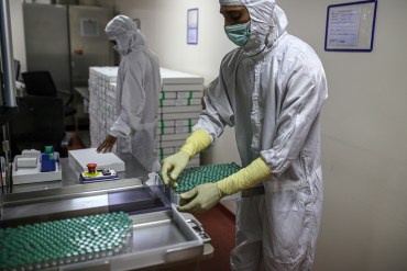 Activistas antivacunas difunden falsas teorías de que las dosis de covid son letales