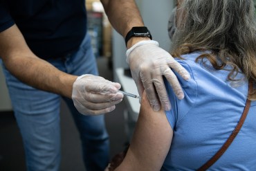 Farmacias rechazan a pacientes con problemas inmunes que necesitan una cuarta dosis de la vacuna contra covid