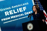 Harris apoya la reducción de la deuda médica. Los “conceptos” de Trump preocupan a defensores.