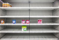 Para familias sin recursos, conseguir fórmula para bebés siempre ha sido un problema