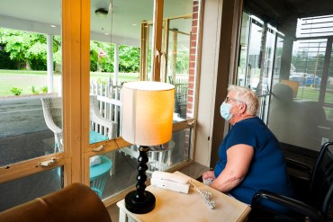 Estados exigen prueba negativa de covid para visitas a hogares de adultos mayores. Familias se quejan