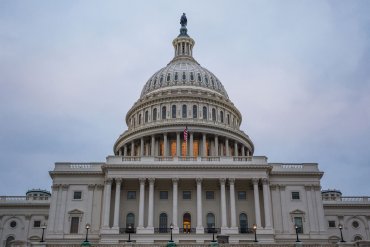 Adultos mayores, detectives contra avisos engañosos de Medicare Advantage