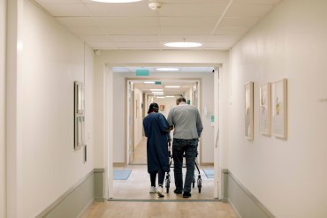 Adultos mayores, agotados por tener que organizar tanta atención médica