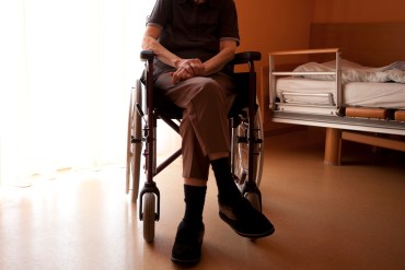 ¿Deberías sacar a tus padres de hogares y llevarlos a tu casa durante la pandemia?