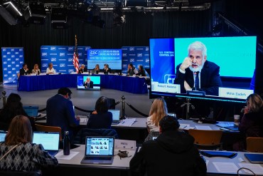 Mientras científicos estudian la propagación del sarampión en el país, Kennedy pone en riesgo avances que costaron décadas