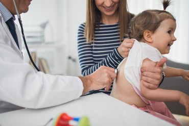 Mientras baja la vacunación contra covid, partes de EE.UU. están lejos de la meta del 70%