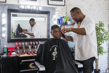 Barberos logran cortar el pelo… y la presión arterial de sus clientes
