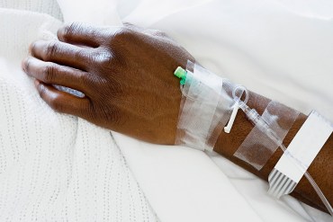 Más que nada, la cera en los oídos genera riesgos para adultos mayores en hogares