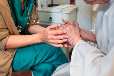 Cuidadoras comparten consejos para aliviar el peso del Alzheimer