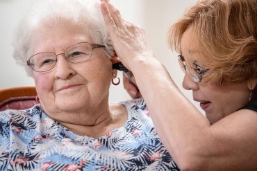 La última sorpresa de la vida: adultos mayores que deben cuidar de sus padres