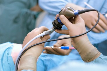 Resurge polémica por popular maniobra para salvar a alguien que se está ahogando