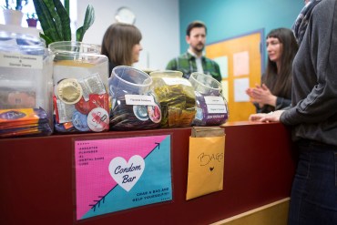 En la escuela, hablan sobre el embarazo adolescente con una partera