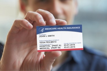 Todo lo que debes saber sobre la nueva tarjeta de Medicare… ¡para evitar fraudes!