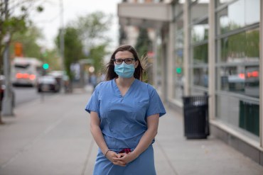 Más de 900 trabajadores de salud han muerto por COVID-19 en los Estados Unidos. Y la cifra aumenta
